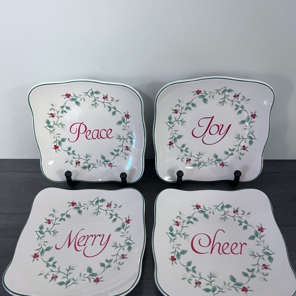 Pfaltzgraff Winterberry Holiday Appetizer Plates Set of 4 Brand New - Picture 2 of 3
